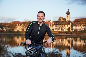 Foto Holger Seidel mit Fahrrad unterwegs am Mainufer